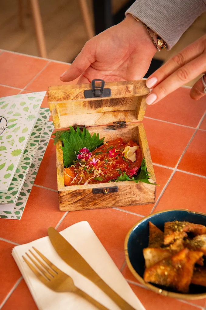 Plat de viande grillée aux herbes levantines