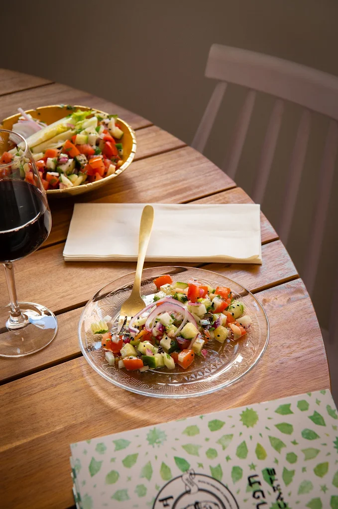 Mezze sélection maison, présentation soignée