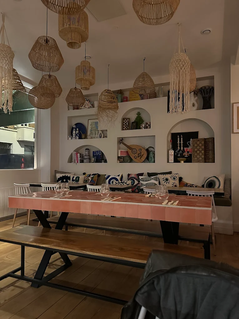 Intérieur du restaurant Saba, décoration orientale et lumières chaudes