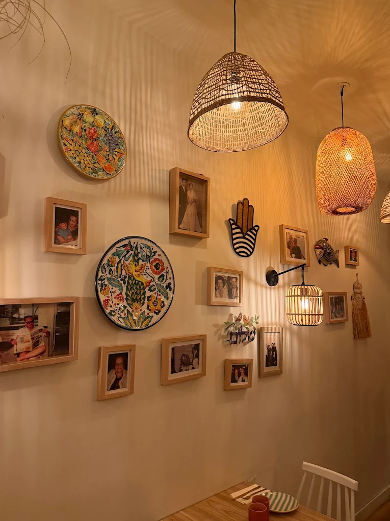 Salle principale du restaurant Saba, lumières tamisées