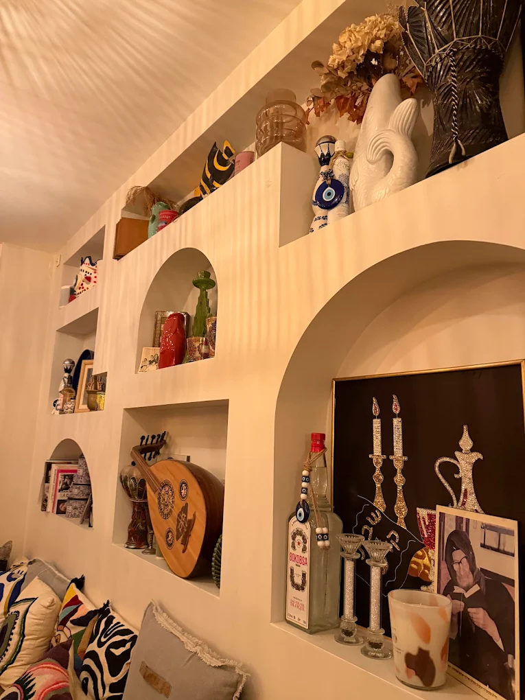 Tables dressées pour le service du soir chez Saba